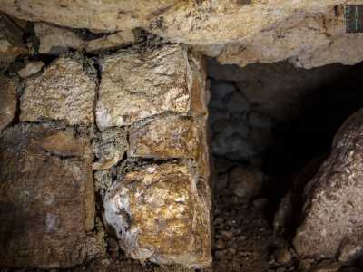 In passato l�ipogeo doveva essere unito ad altri sotterranei presenti nella lama, costituendo un unico complesso. Quasi tutti i collegamenti sono per� oggi bloccati da materiale di risulta e cumuli di pietre ne impediscono l�esplorazione